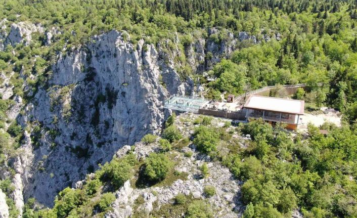 Kanyon üzerindeki cam terası ile tanınan 3 bin nüfuslu ilçeyi 300 bin kişi ziyaret edecek