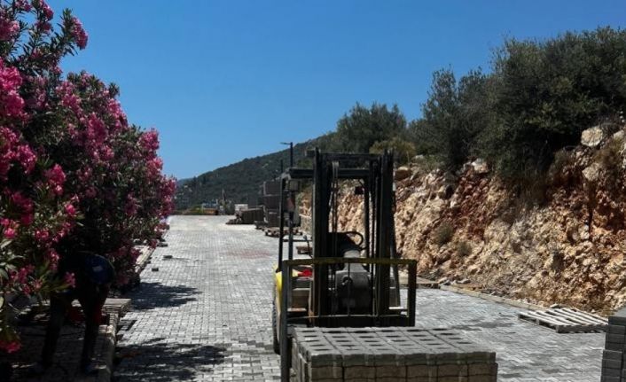 Kaş’ta 50 metrekarelik yol ve sokağa kilitli parke taşı döşeniyor