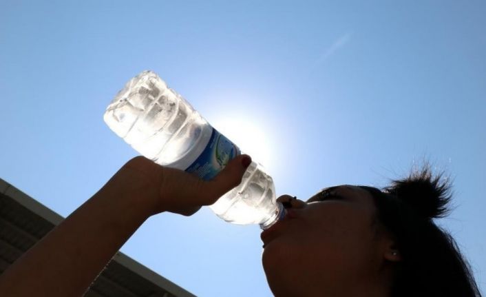 Kavurucu sıcaklarda susuzluk hissi olmasa bile her gün en az 2-2,5 litre sıvı tüketilmeli