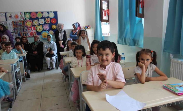 Kaymakam Ünal ve Başkan Şahin öğrencilerin karne heyecanına ortak oldular