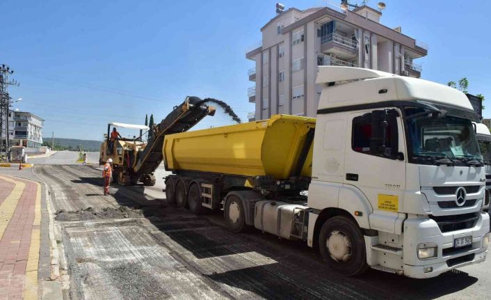 Kepez’de hasar gören yollar düzeltiliyor