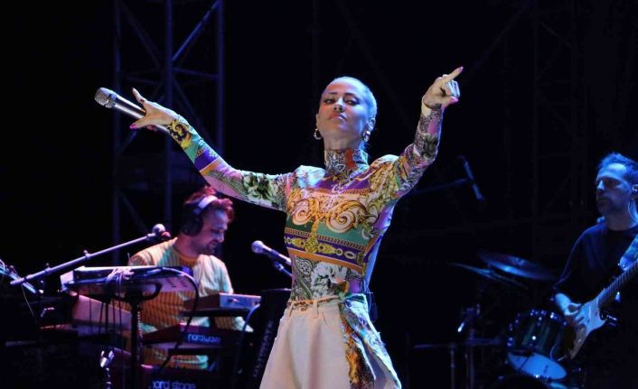 Kiraz Festivali görkemli sona erdi: Derya Uluğ Tekirdağ’da konser verdi