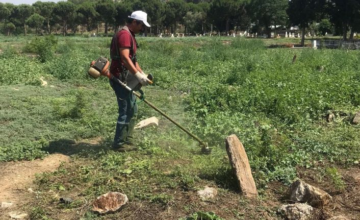 Koçarlı’da mezarlıklar bayram ziyaretlerine hazırlanıyor