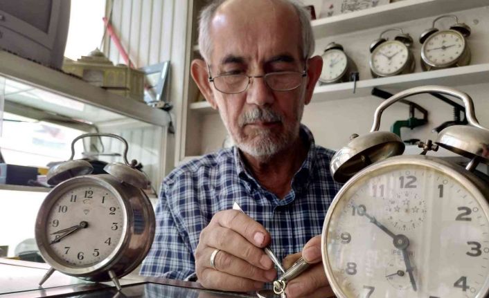Komşusu çırak olarak verdi, 55 yıldır kurmalı saat tamir ediyor