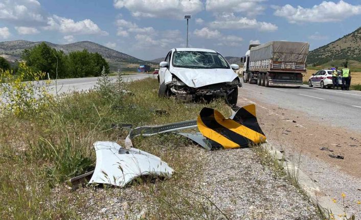 Kontrolden çıkan otomobil orta refüje girip, yön tabelasına çarparak durabildi