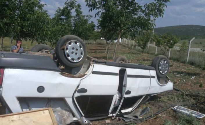 Kontrolden çıkan otomobil tarlaya devrildi, 2 kişi yaralandı