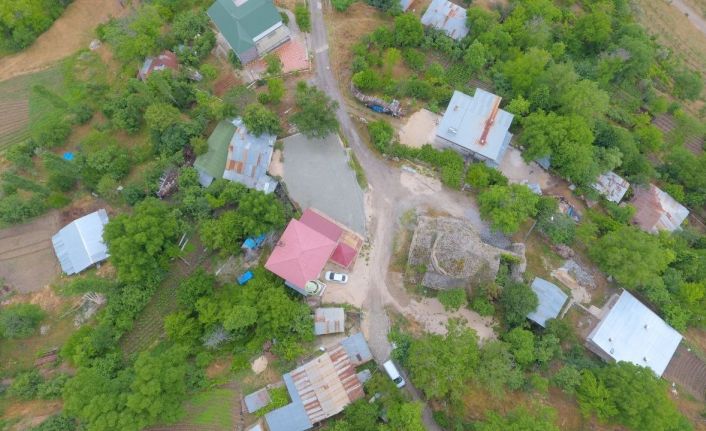 Köyde yan yana bulunan cami ve kilise ilgi görüyor
