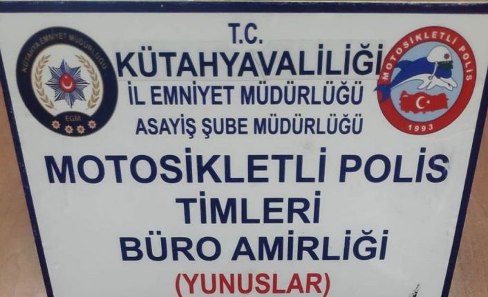 Kütahya’da 3 kişinin bulunduğu araçta uyuşturucu madde ve kesici alet ele geçirildi