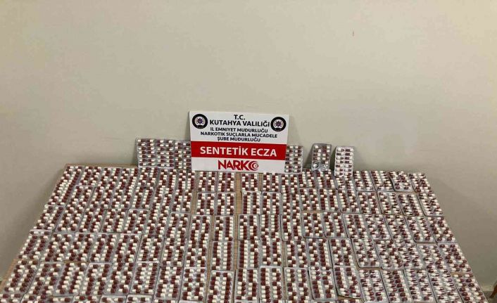 Kütahya’da sırt çantasında bin 647 adet sentetik ecza ele geçirildi