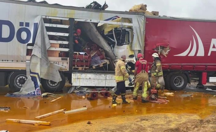 Kuzey Marmara Otoyolu’nda 2 tır çarpıştı. Olay yerine itfaiye ekipleri sevk edildi.