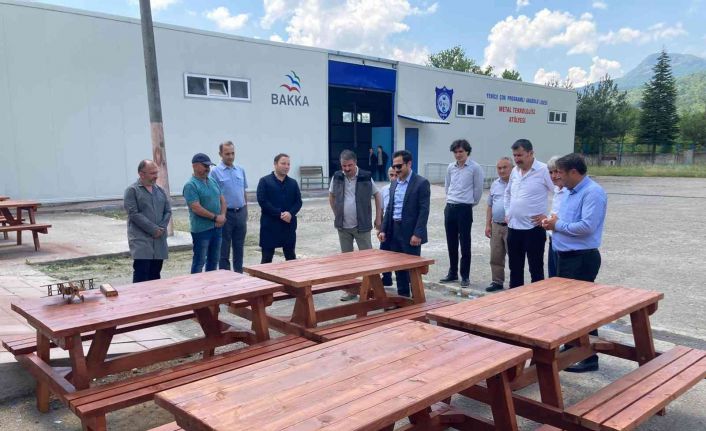 Liseli öğrencilerin ürettiği oturma bankları köy muhtarlarına teslim edildi