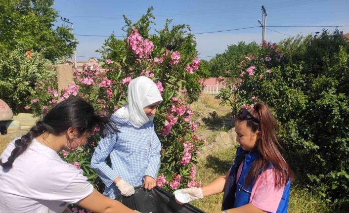 Manyaslı gençlerden çevre temizliği