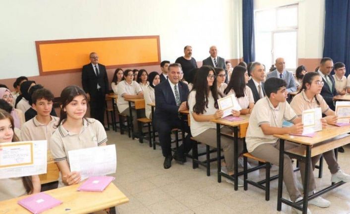 Mersin İl Milli Eğitim Müdürü Koca, öğrencilerin karne heyecanına ortak oldu