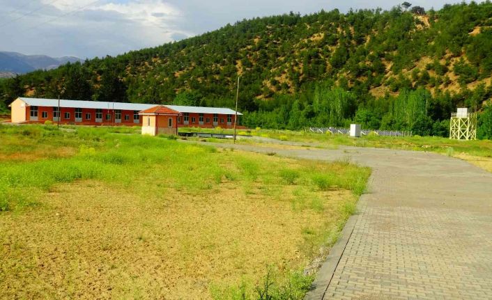 Meyve üreticileri hal binasının açılmasını bekliyor