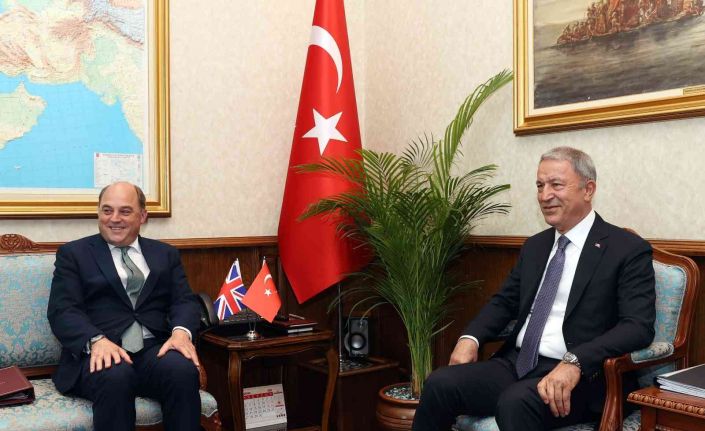 Milli Savunma Bakanı Akar, İngiltere Savunma Bakanı Wallace ile görüştü