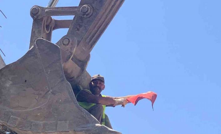 Molozlar arasından Türk bayrağını çıkardı, görenlerin içini ısıttı