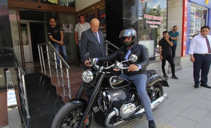 Motosikleti ile Bayburt’a gelen Eski Bakan Tüzmen, Başkan Pekmezci ile bir araya geldi