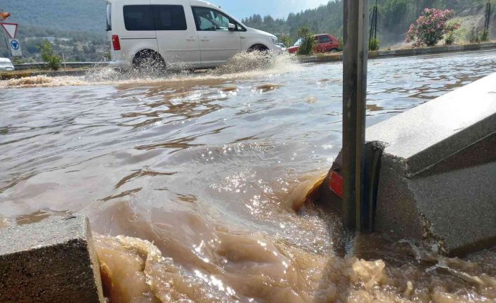 Muğla’da yaz yağmuru su birikintisine sebep oldu