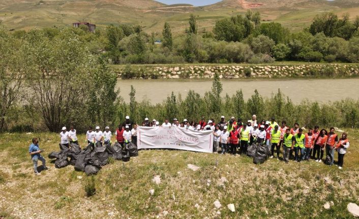"Nehri Sanatla Yıkamak Projesi" çerçevesinde öğrenciler Çoruh Nehri etrafında çöp topladı