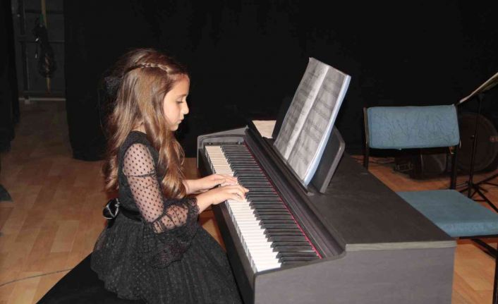 Öğrenci ve velileri hem çalıp hem oynadılar