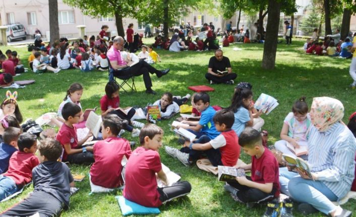 Öğrenciler yaz tatiline kitap okuyarak girdi