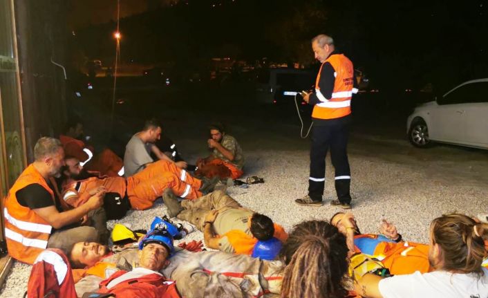 Onlar yangının gönüllü kahramanları: Toprak üzerinde dinlenip söndürme çalışmalarına katılıyorlar