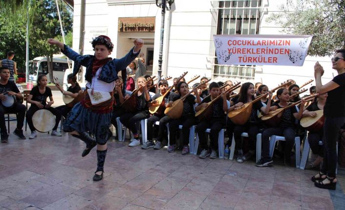 Ortaokul öğrencilerinin mini konseri sokağı şenlendirdi