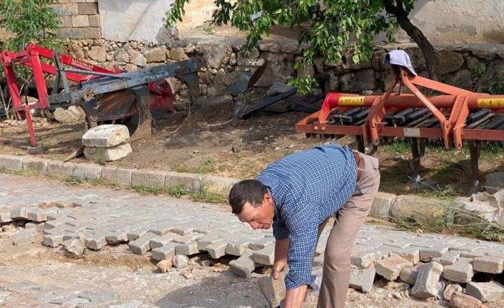 (ÖZEL) Sel suları parke taşlarını yerinden söktü, bir aileyi evsiz bıraktı