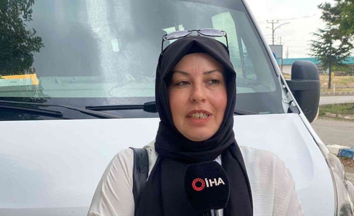 (ÖZEL) Servis aracına binen her çocuğa anne şefkati ile yaklaşıyor