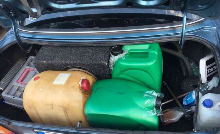 Park halindeki kamyondan mazot çalarken suçüstü yakalandı