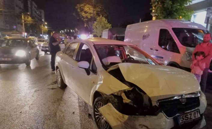 Park halindeki taksiye ve polis aracına çarpan sürücünün alkollü olduğu ortaya çıktı