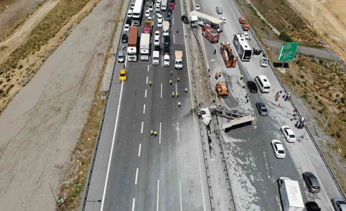 Pendik’te çimento yüklü kamyonla tır çarpıştı: 3 ağır yaralı