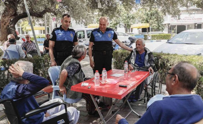 Polis huzurevindeki “babaları” unutmadı