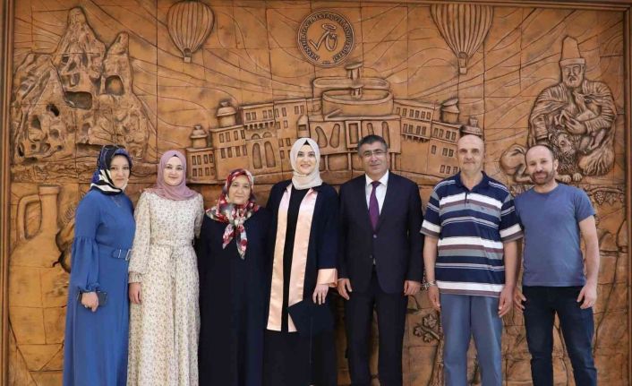 Rektör Aktekin, eğitimini  dereceyle bitiren öğrenci ve ailesini makamında misafir etti