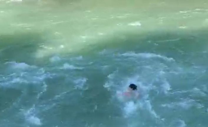 Rize’de serinlemek için dereye girerek hayatını kaybeden gencin son görüntüleri ortaya çıktı