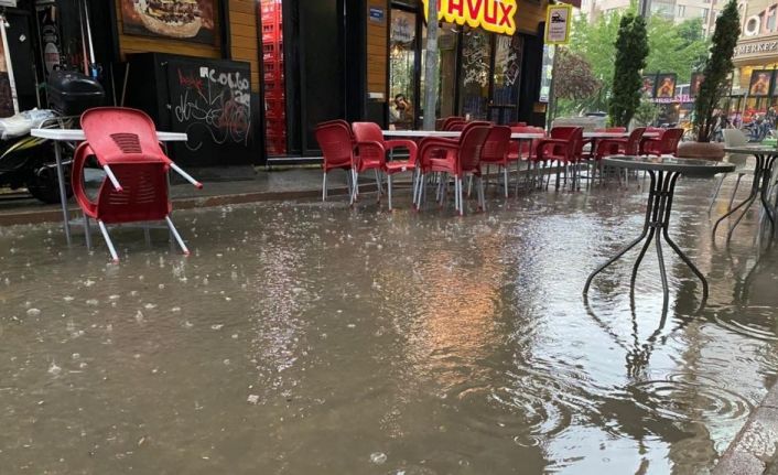 Sağanak yağış ve dolu kent merkezinde hayatı felç etti