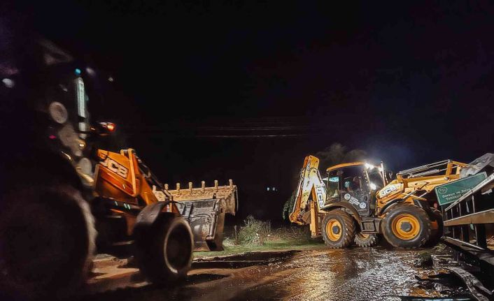 Sakarya Valisi Kaldırım sel bölgesinde: “Bütün ekiplerimiz sahada, çok ciddi bir sıkıntı gözükmüyor”