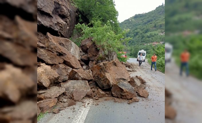 Şalpazarı ilçesinde yola düşen kaya az kalsın faciaya neden oluyordu