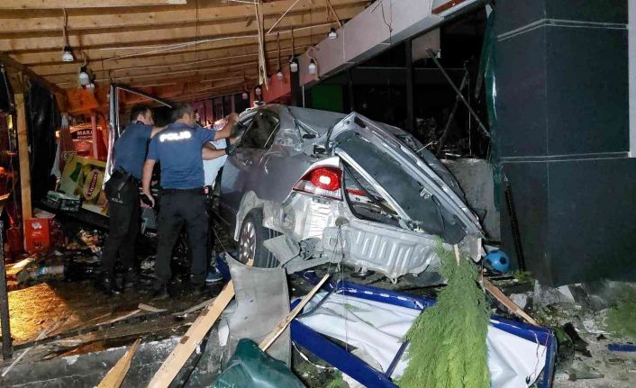 Samsun’da 25 metre takla atan otomobil şarküteri dükkanına çarptı: 2 ölü