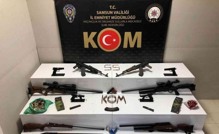 Samsun’da çiftlik evine operasyon: 2’si Kaleşnikof çok sayıda silah ele geçirildi