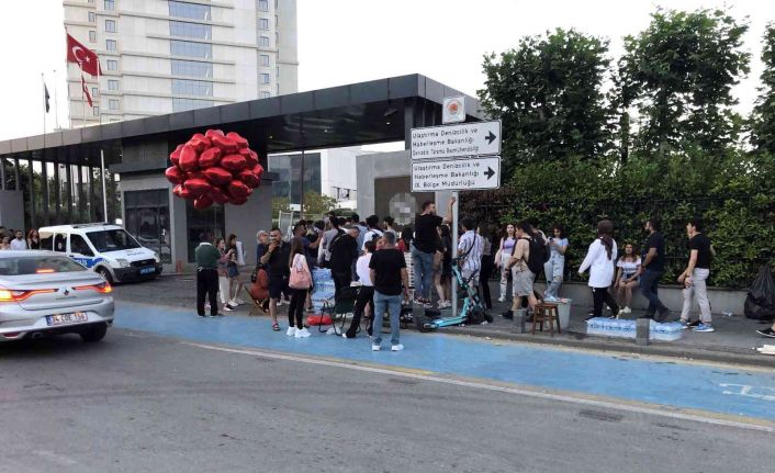 Samsun’da yüzlerce metrelik konser kuyruğu