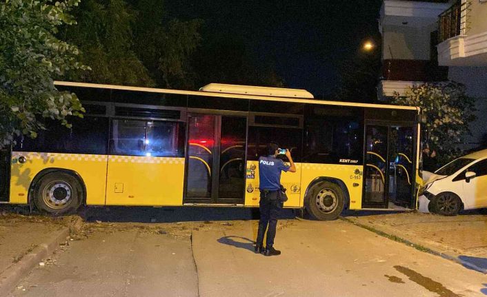 Sancaktepe’de ehliyetsiz görevli yıkamak için aldığı İETT otobüsüyle sokağa daldı: Bir otomobil hurdaya döndü