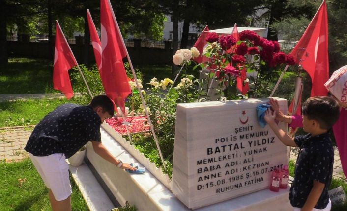 Şehit babalarının mezarını gül suyuyla temizlediler