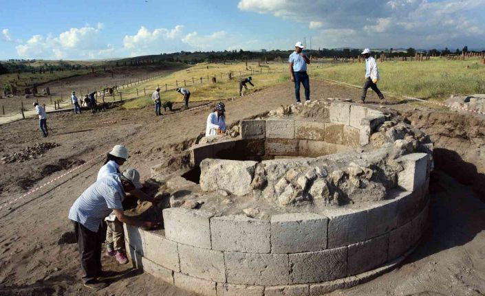 Selçuklu Meydan Mezarlığı’nda yeni mezarlar ve mimari yapılar gün yüzüne çıktı