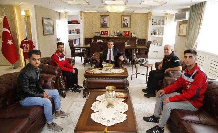 Selde su çukuruna düşen Sena’yı kurtaran 3 kahraman genci Vali Taşbilek makamında ağırladı