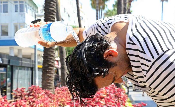 Sıcak havalarda susuzluk hissi olmasa bile her gün en az 2-2,5 litre sıvı tüketilmeli