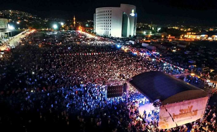 Sınava giren gençler, sınav yorgunluğunu Canbay ve Wolker konserinde attı