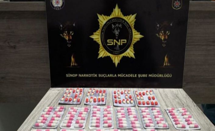Sinop’ta bir araçta 206 adet sentetik ecza hap yakalandı