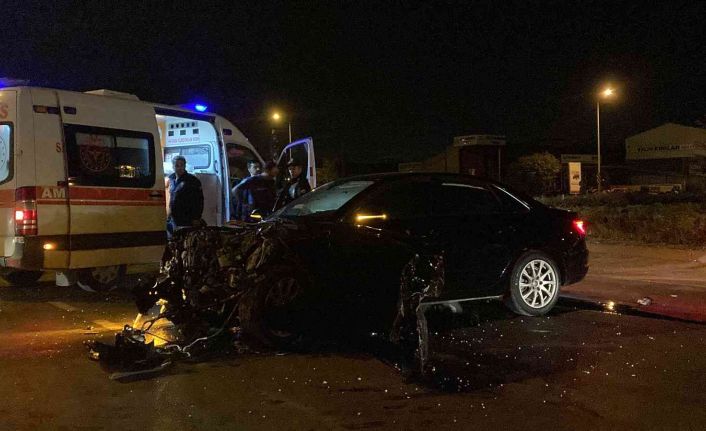 Sivas’ta hafif ticari araç ve otomobil çarpıştı: 1’i ağır 5 yaralı