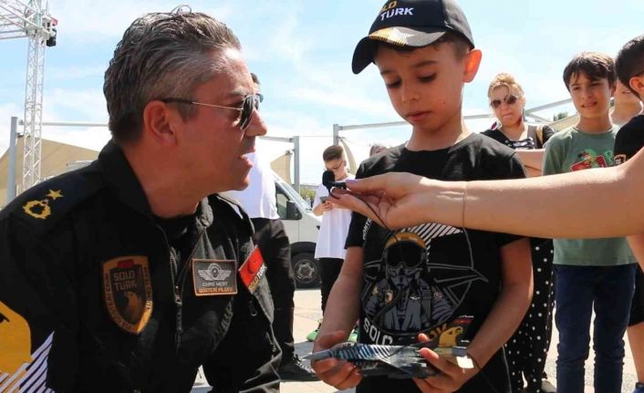 SOLOTÜRK hayranı minik Çınar, pilotluk hayali için 10 yıl sonrasına sözleşti
